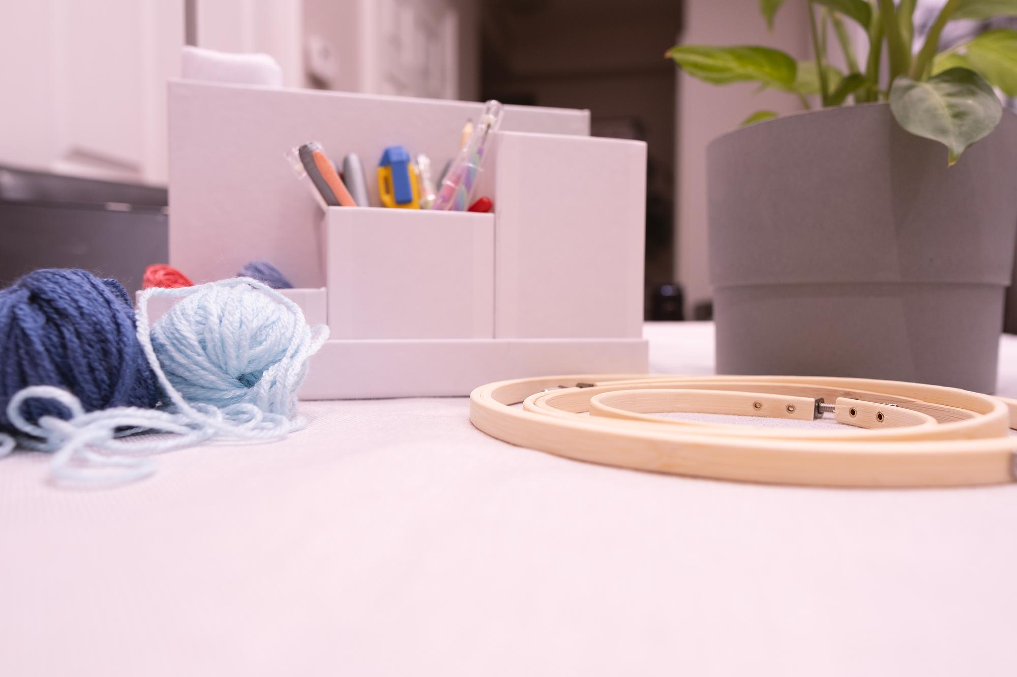 Interno dello studio di ricamo con tavolo